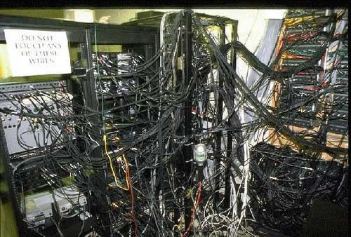 No tocar: el peor cableado de la sala de servidores