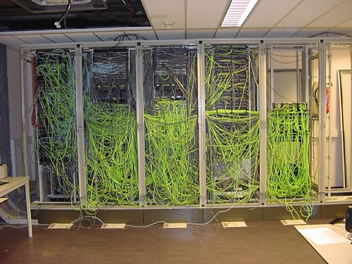 Sala do servidor Cabeamento Neon Verde Bagunça
