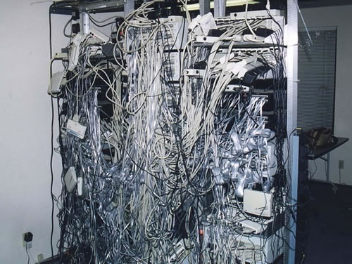 Desorden de cableado de la sala de servidores