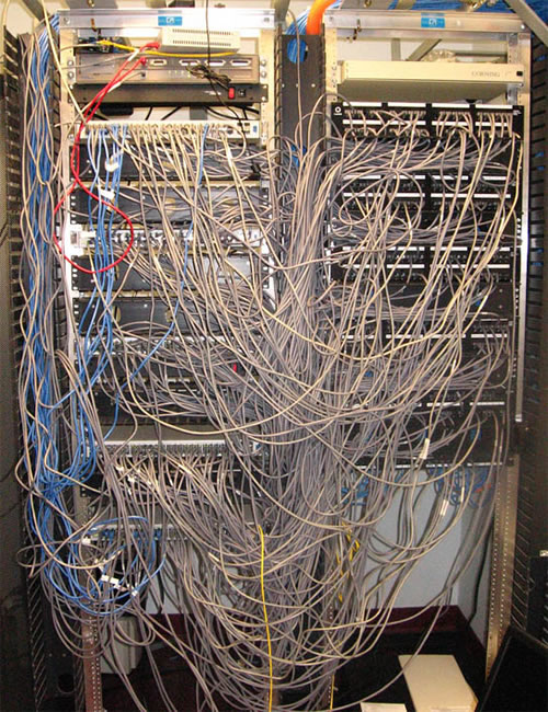 Desorden de cableado de la sala de servidores de montaje en rack