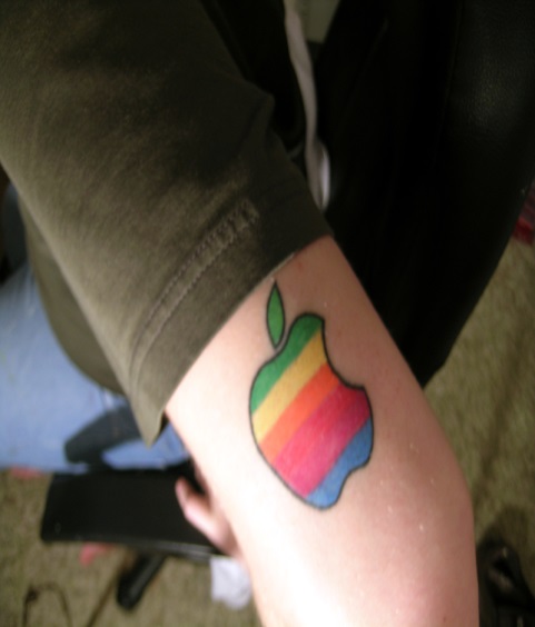 Tatuaje de arco iris de manzana