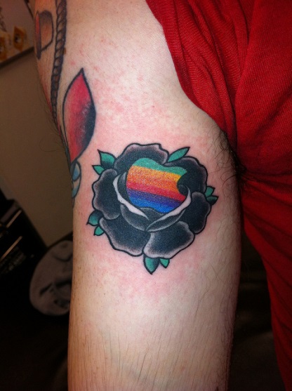 Apfel-Rosen-Tattoo