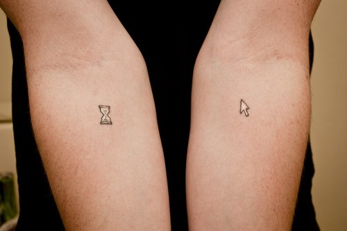 Tatuagem de computador ampulheta e cursor