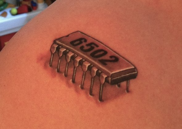 Tatouage de nerd de micropuce