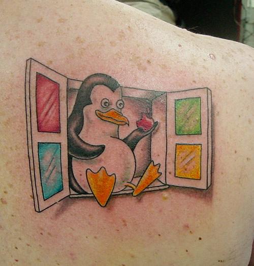 Tux isst ein Apfelfenster-Tattoo