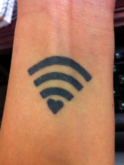 Tatuaje de tecnología Wi-Fi